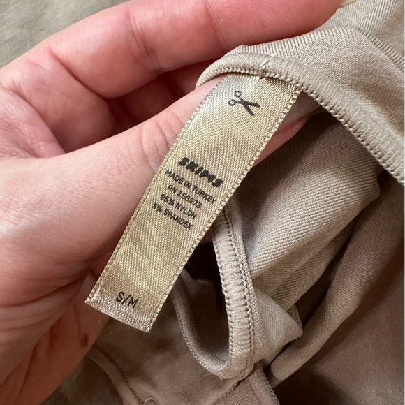 SKIMS Tan Seamless Bodysuit Size S/M - Picture 2 of 7